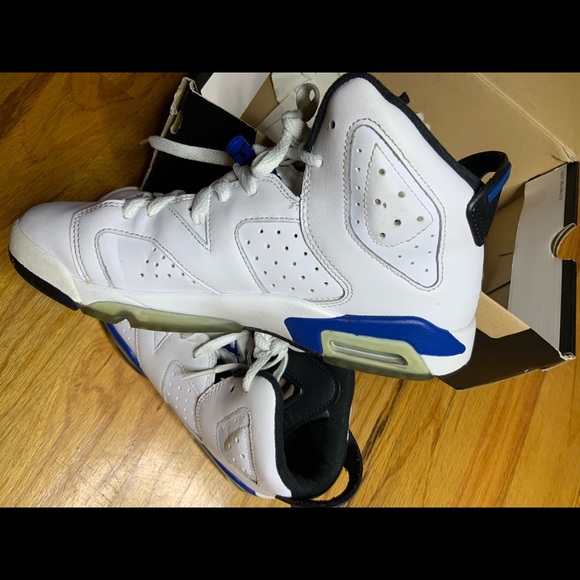 Sneakers - Picture 2 of 4